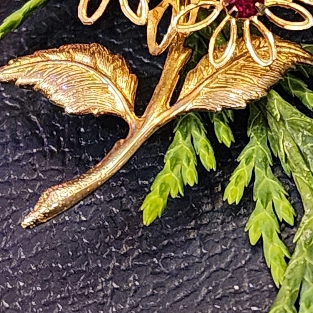 Vtg Estate Brooch Scrolled Brass Filigree Red Rhinestone Oval Floral 2.25